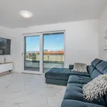 Elle Luxury Vantacici Малинска